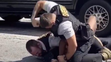 ABD'de polis, siyahi vatandaşı yere yatırıp defalarca yumruklamıştı: Görevden alındı