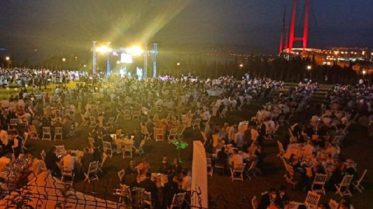 Yasak dinlemeyen AKP’liden düğün savunması: Bir yemek yedirmeden yolladı derler