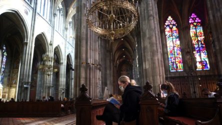 'Viyana'da kalabalık Türk grup tekbirlerle kiliseyi bastı'