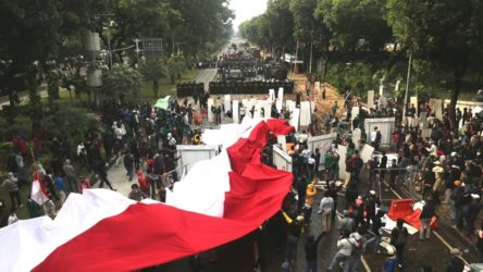 Endonezya'da genel grev 3. gününde: Sivil giyimli paramiliter çeteler halka saldırıyor