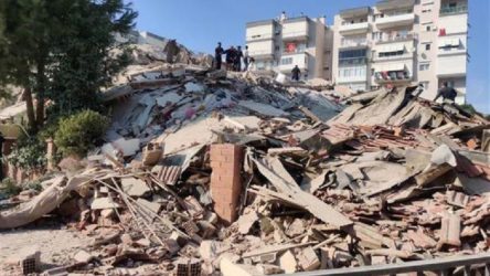 Bayraklı'da evi yıkılan depremzede aileye 'güçlendirme kredisi' çıktı!