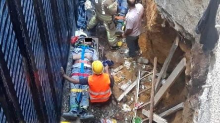 Kadıköy'de inşaat iskelesi çöktü: 3 işçi yaralandı