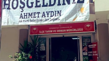 Resmi binaya asılan AKP pankartı nedeniyle görevinden alındı