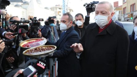 Erdoğan pestil dağıttı: Bununla beslenin Covid'den kurtulun