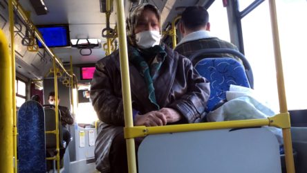 65 yaş üzeri olduğu için otobüsten indirilmek istendi: Ben çalışmazsam açım