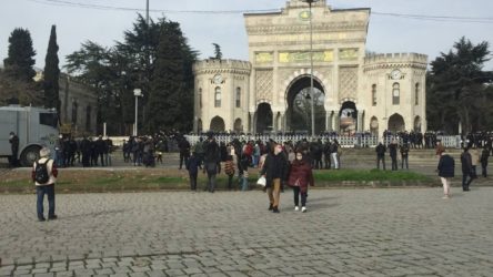 İstanbul Üniversitesi öğrencileri Boğaziçi dayanışma eylemi öncesi polis tarafından ablukaya alındı