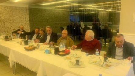Onlara yasak yok: AKP'liler yemekte buluştu
