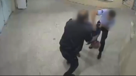 İnfaz koruma memurlarının tutuklunun kolunu kırma anı güvenlik kamerasında
