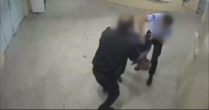 İnfaz koruma memurlarının tutuklunun kolunu kırma anı güvenlik kamerasında
