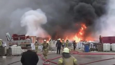 Tuzla'da fabrikanın deposunda yangın