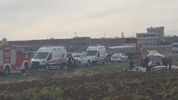 Tarım işçilerini taşıyan minibüs devrildi: 13 işçi yaralandı