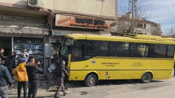 Taksiyle çarpışan özel halk otobüsü büfeye daldı: 1 kişi öldü, 9 kişi yaralandı