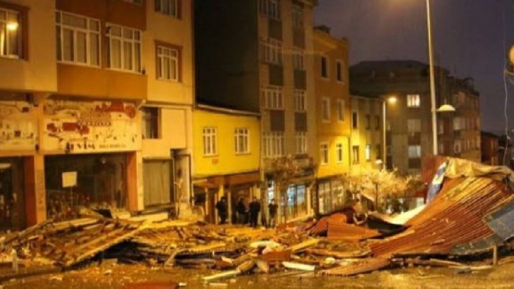 İstanbul'da fırtına: Uçan çatılar hasara yol açtı
