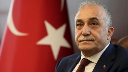 Eski AKP'li bakan istifa mı etti?