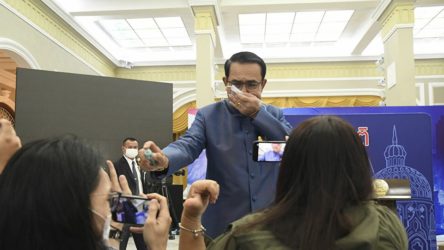 Tayland Başbakanı, gazetecilerin üzerine dezenfektan sıktı
