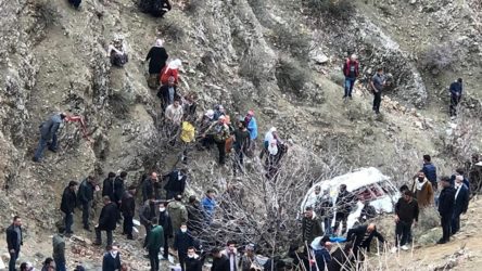 Öğrencileri ve işçileri taşıyan servis devrildi: 2 ölü, 27 yaralı