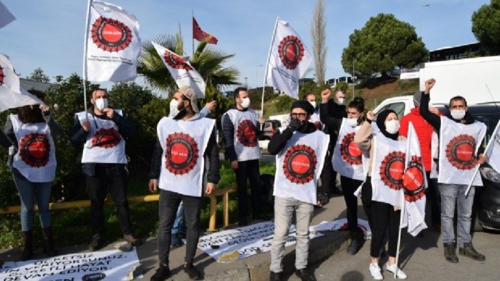 Tuncay Özilhan’ın evinin önüne gelen işçiler, kelepçelenerek gözaltına alındı