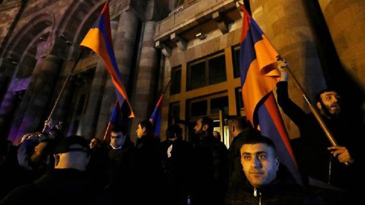 Ermenistan’da göstericiler hükümet binasını bastı