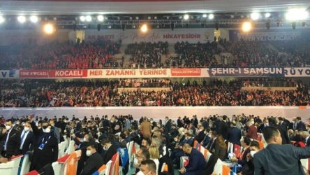 AKP'li Özkan kongreyi böyle savundu: Yatay çekimden ötürü alan dar olarak görünüyor ve kalabalık iç içe geçmiş gibi yansıyor