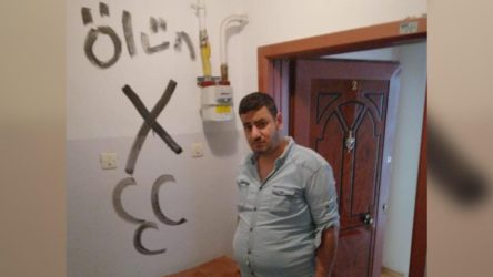 CHP üyesinin evinin kapısına üç hilal çizerek, 'ölün' yazdılar