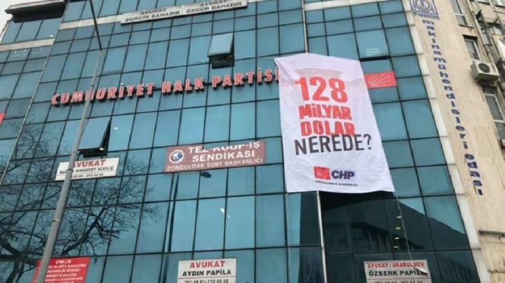 CHP'nin '128 milyar dolar' afişi bir ilde daha kaldırıldı