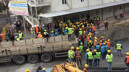 AKM'de çalışan inşaat işçileri kötü yemek koşullarını protesto etti