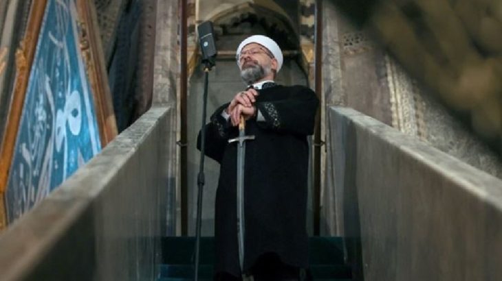 Ayasofya'da kılınan bayram namazında Ali Erbaş kılıç ile hutbe verdi