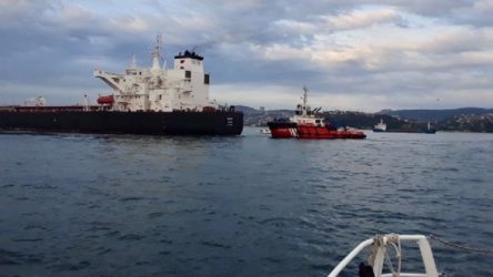 İstanbul Boğazı'nda petrol taşıyan tanker, kıyıya 300 metre kala durduruldu