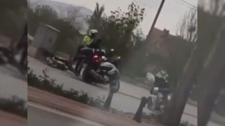 Polis, motosikletli sürücünün kafasına kaskla vurdu!