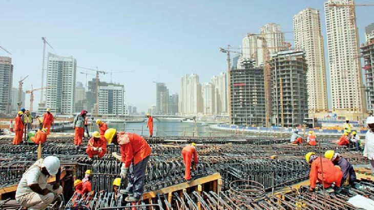 Katar'daki Dünya Kupası hazırlıklarında çalışan inşaat işçileri eylemde