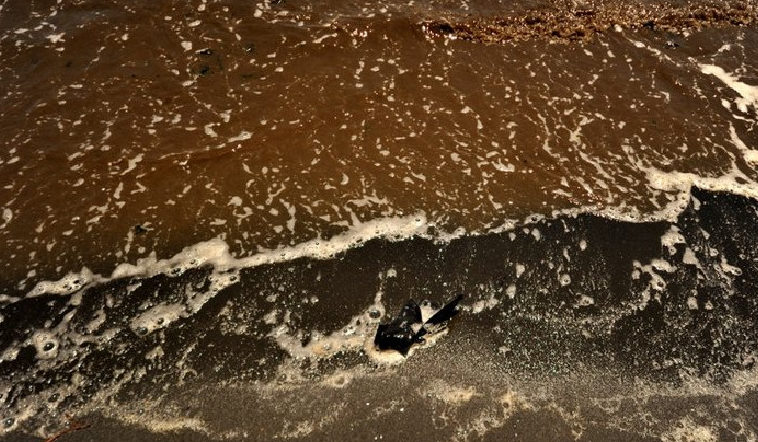 Marmara'daki kirlilik Bandırma sahillerindeki kumları siyaha boyadı: Denize girmek intihar gibi!