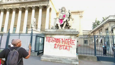 Fransa'da sömürgecinin heykelini boyamaktan yargılanan eylemciye para cezası
