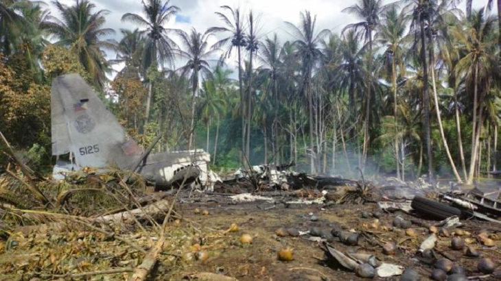 Filipinler'de 96 kişiyi taşıyan askeri uçak iniş sırasında düştü