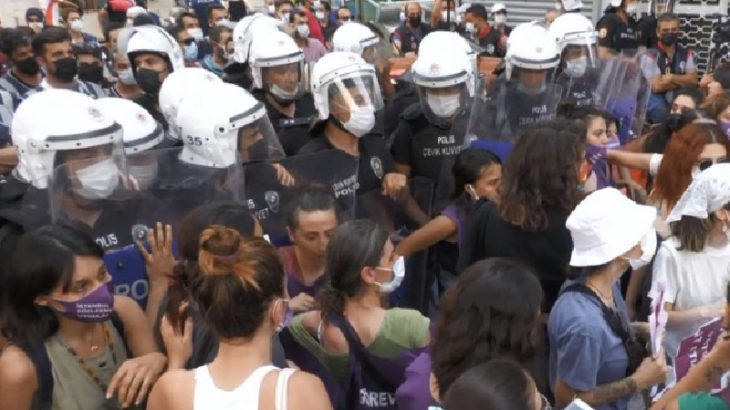 Kadınlar ablukaya rağmen İstanbul Sözleşmesi için sokakta