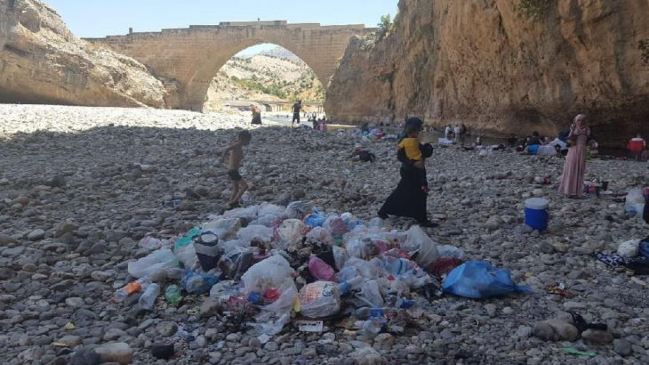 Adıyaman Kahta'da 2 bin yıllık köprü, çöpten geçilmiyor