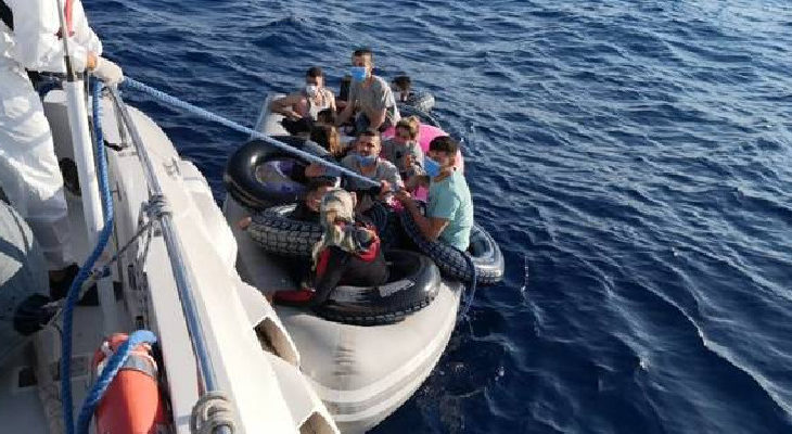 Göçmenleri taşıyan bot arıza yaptı