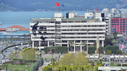 Mimarlar Odası: İzmir Büyükşehir Belediyesi binasının yıkım kararı uygulanmamalıdır