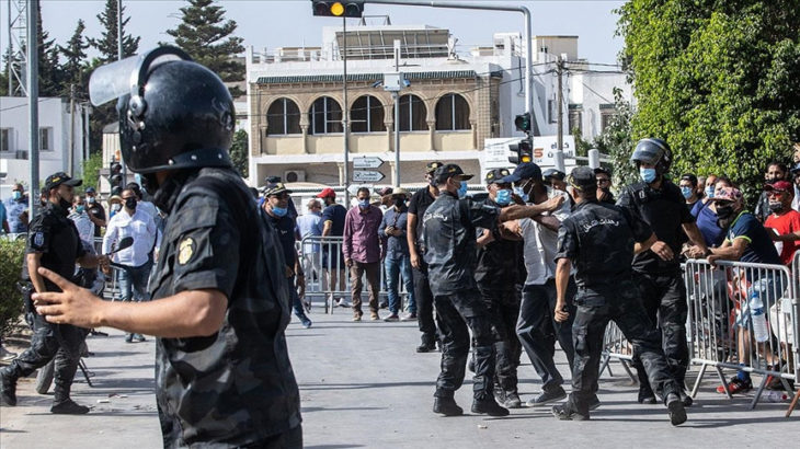 Katar merkezli Al Jazeera'nın Tunus ofisi kolluk kuvvetlerince basıldı