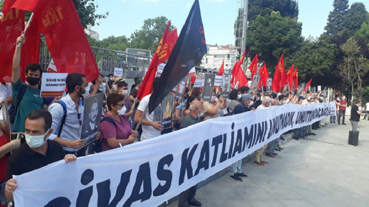 Komünistler Beşiktaş'tan haykırdı: Sivas'ta yakanlar, AKP'yi kuranlar!
