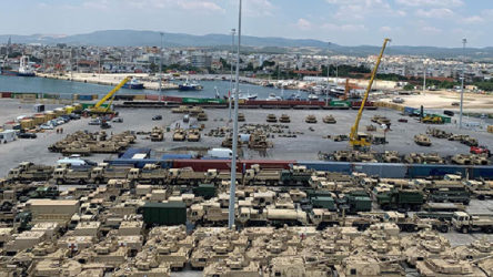 Türkiye sınırında büyük hareketlilik: Yüzlerce tank ve zırhlı araç sevkiyatı