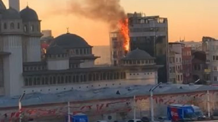 Taksim Meydanı'nda 6 katlı binada yangın çıktı