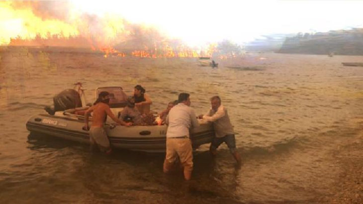 Bodrum'da alevler Mazıköy'e ulaştı: Yurttaşlar denizden tahliye ediliyor