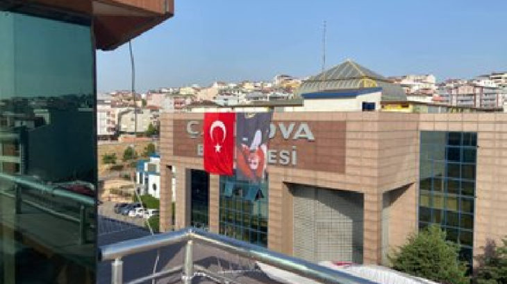 AKP'li belediye Atatürk posterini ters astı