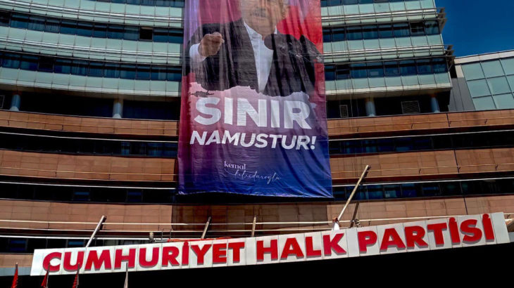 CHP genel merkezine göçmen karşıtı pankart asıldı