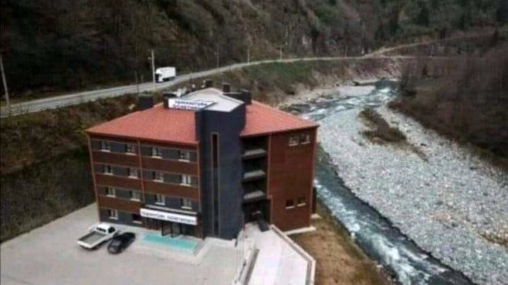 Trabzon'da hükümet konağı, Rize'de ise öğretmen evi dere yatağına yapıldı