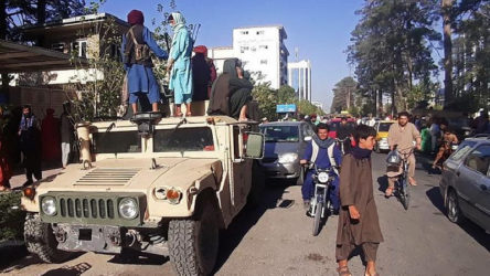 Taliban 'yağmalamayı önleme' bahanesiyle Kabil'in bir kısmına giriyor