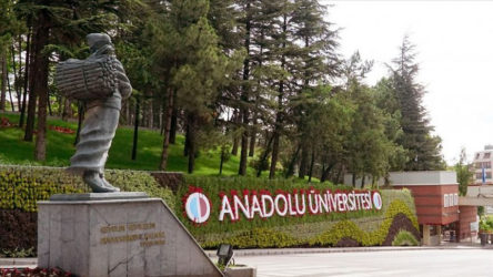 Anadolu Üniversitesi Açıköğretim Fakültesi Covid-19 pozitif öğrencileri yüz yüze sınava çağırdı