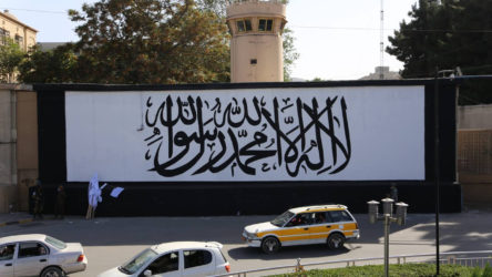 Kabil'de bulunan ABD Büyükelçiliği'nin duvarları Taliban bayrakları ve propaganda yazılarıyla donatıldı