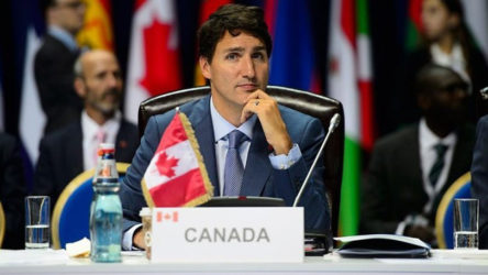 Liberal Parti'nin seçim otobüsünün etrafını saran öfkeli kalabalık Kanada Başkakanı Trudeau'ya taş attı