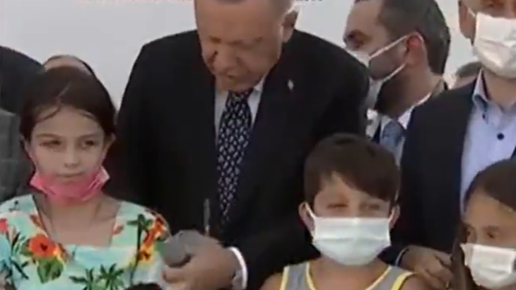 Erdoğan'ın çocuklara davranış biçimi Davutoğlu'nu hatırlattı
